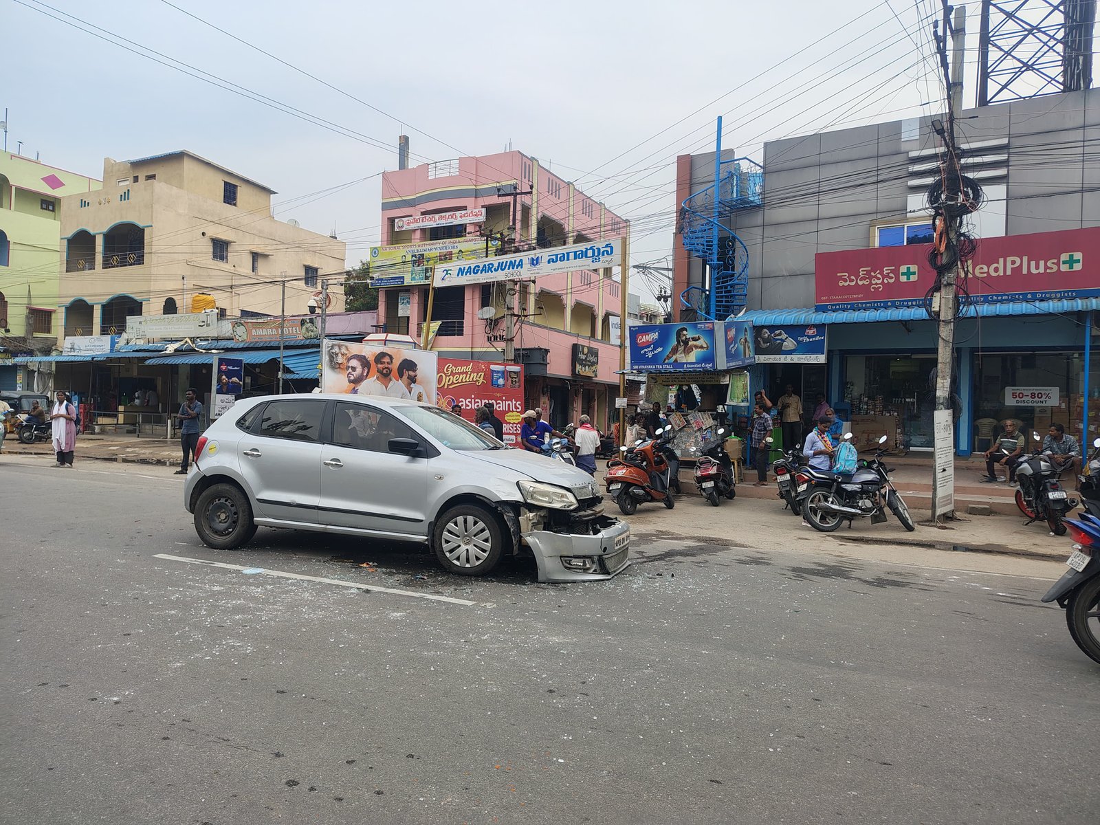 ఆటో–కారు ఢీ ఇద్దరికి గాయాలు