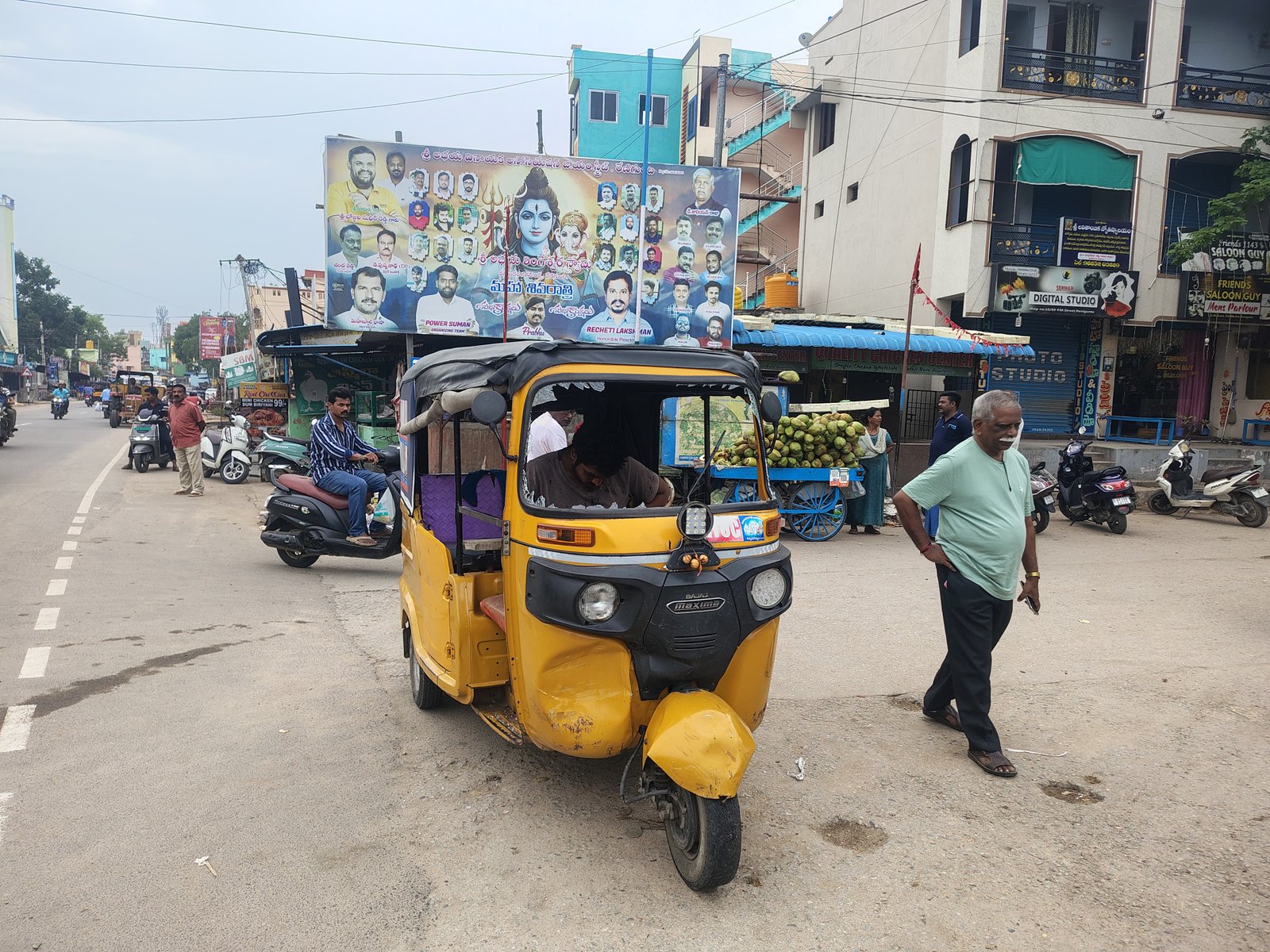 ఆటో–కారు ఢీ ఇద్దరికి గాయాలు - Additional Image