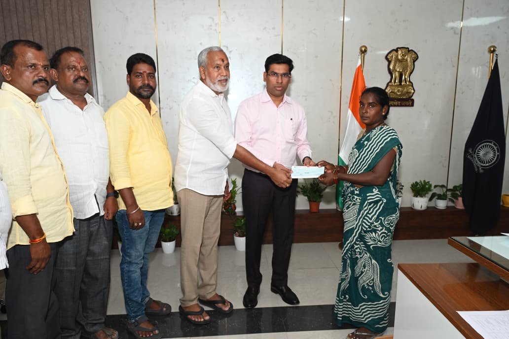 స్వర్ణముఖి ప్రమాద బాధిత కుటుంబాలకు సీఎం రిలీఫ్ ఫండ్ చెక్కులు