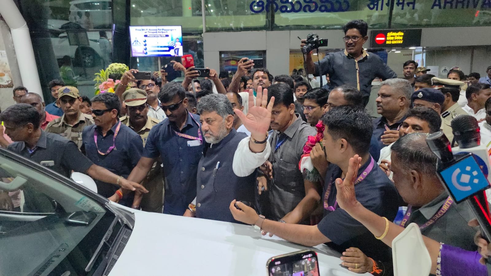 రేణిగుంట విమానాశ్రయంలో కర్ణాటక సీఎం కు ఘన స్వాగతం