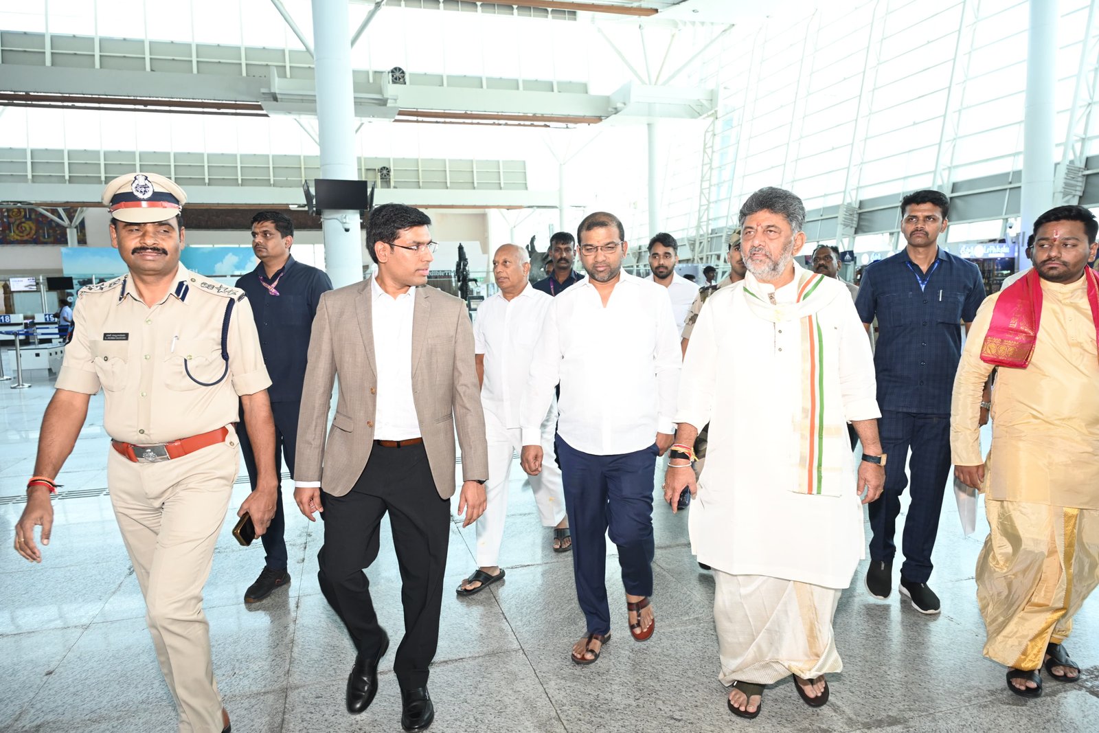 కర్ణాటక సీఎం డీకే శివకుమార్‌కు రేణిగుంట విమానాశ్రయంలో సాదర వీడ్కోలు