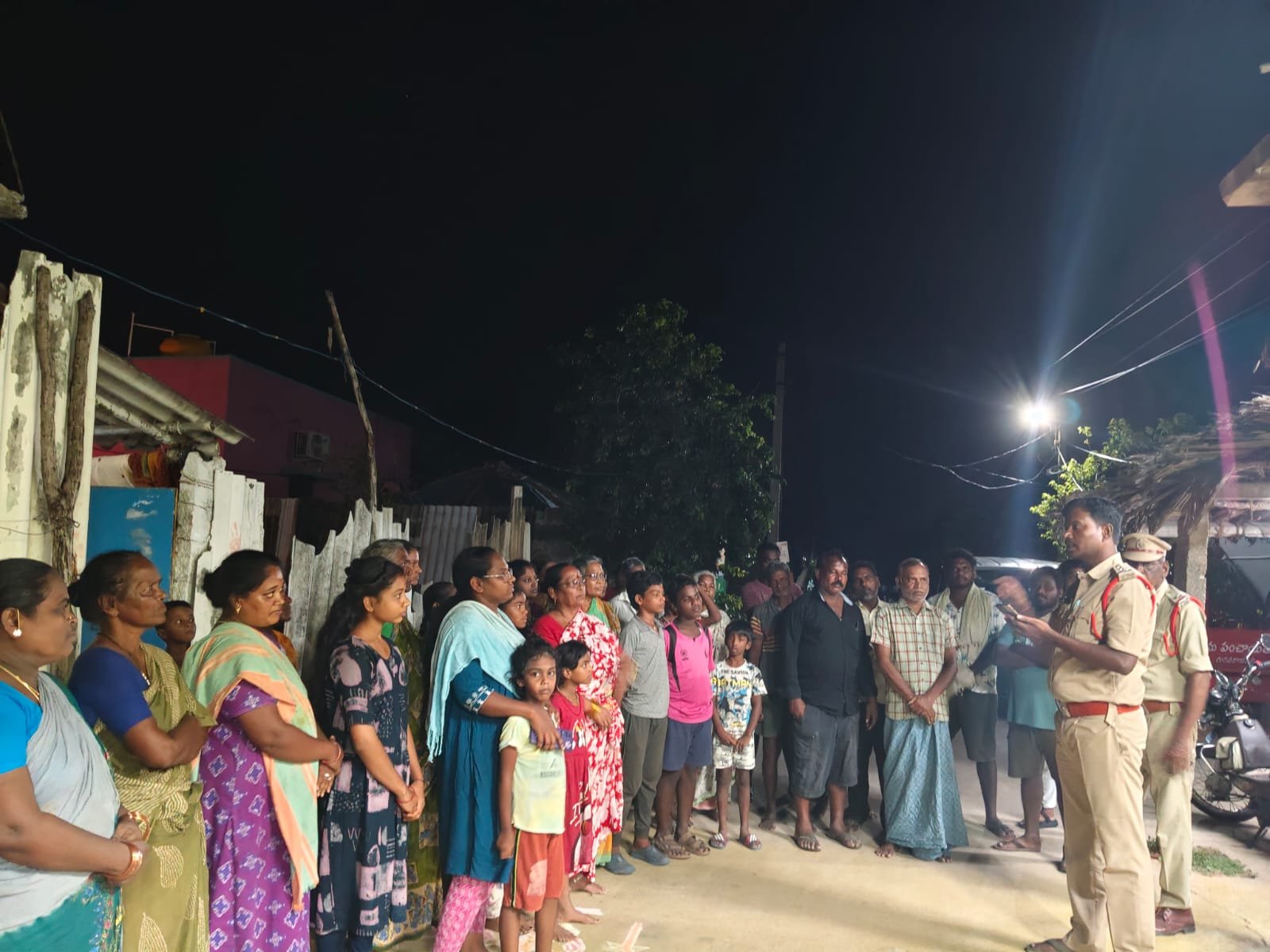 నేరాల నియంత్రణకే పోలీసుల పల్లె నిద్ర..... సిఐ మంజునాథ్ రెడ్డి