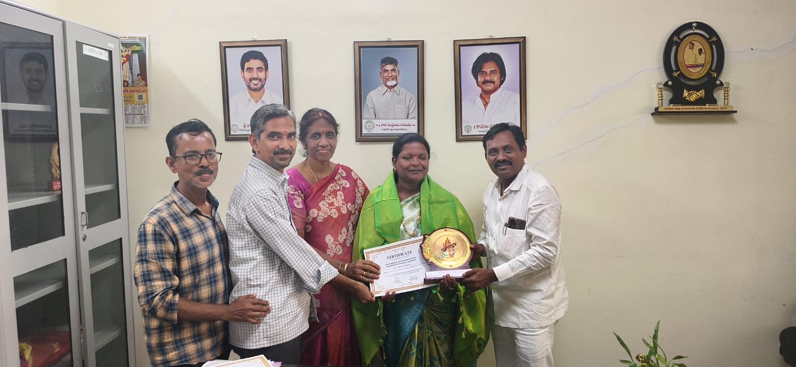 ఉచిత వేసవి విజ్ఞాన శిబిరాల్లో ఉత్తమ సేవలు అందించిన గ్రంథాలయ అధికారులకు ఘన సన్మానం - Additional Image