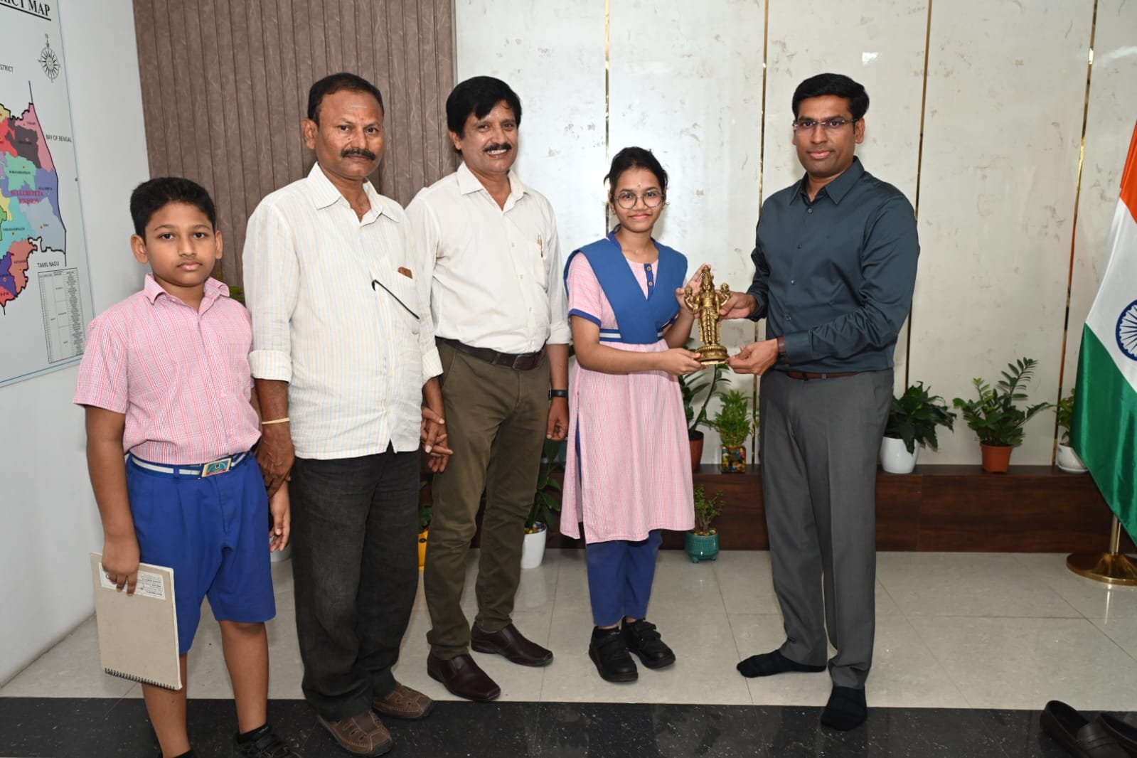 జాతీయ స్థాయి విజేతలకు కలెక్టర్ ఘన సన్మానం.. జపాన్‌కు వెళ్తున్న రేష్మకు అభినందనలు - Additional Image