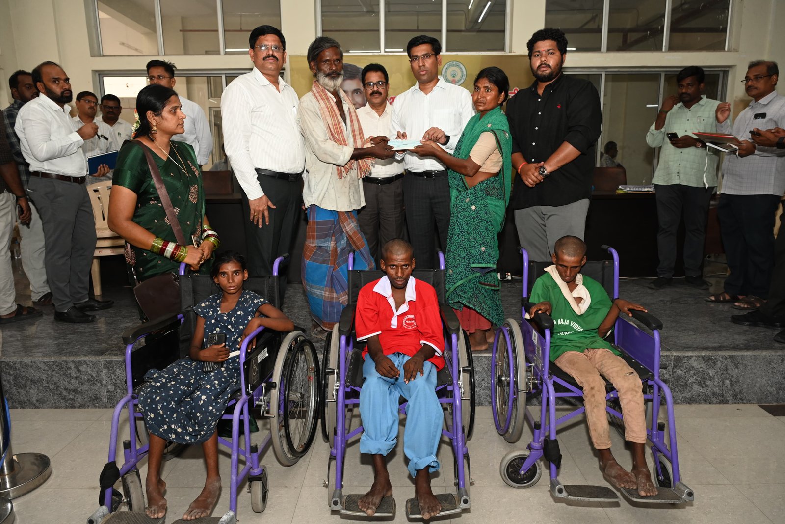 మానవతతో స్పందించిన కలెక్టర్.. నలుగురు వికలాంగులకు రూ.2 లక్షల తక్షణ సాయం