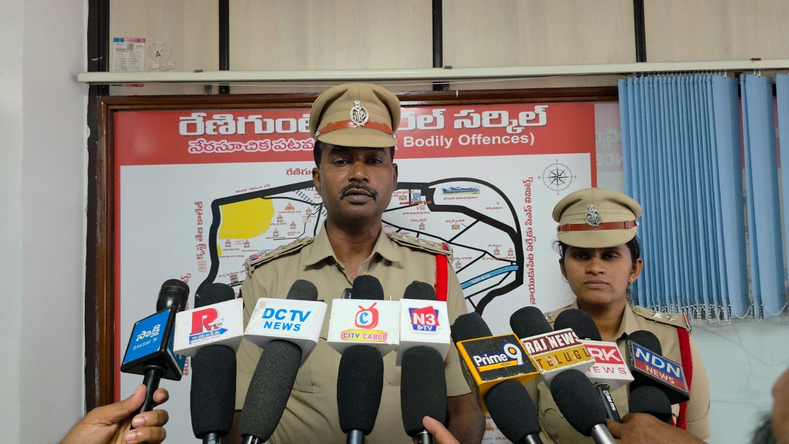 అక్రమ ఇసుక రవాణాపై పోలీసు దాడులు  జేసీబీతో పాటు 14 ట్రాక్టర్లు స్వాధీనం