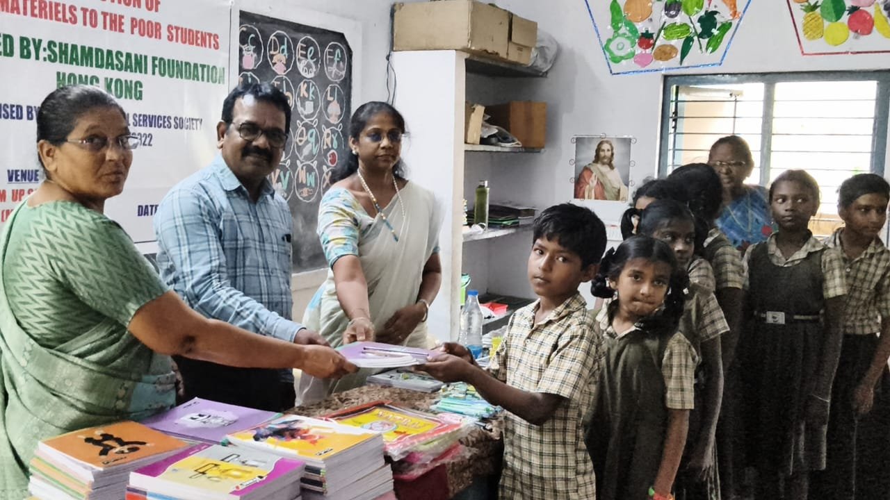 పేద విద్యార్థులకు ఉచిత స్టడీ మెటీరియల్స్ పంపిణీ - Additional Image