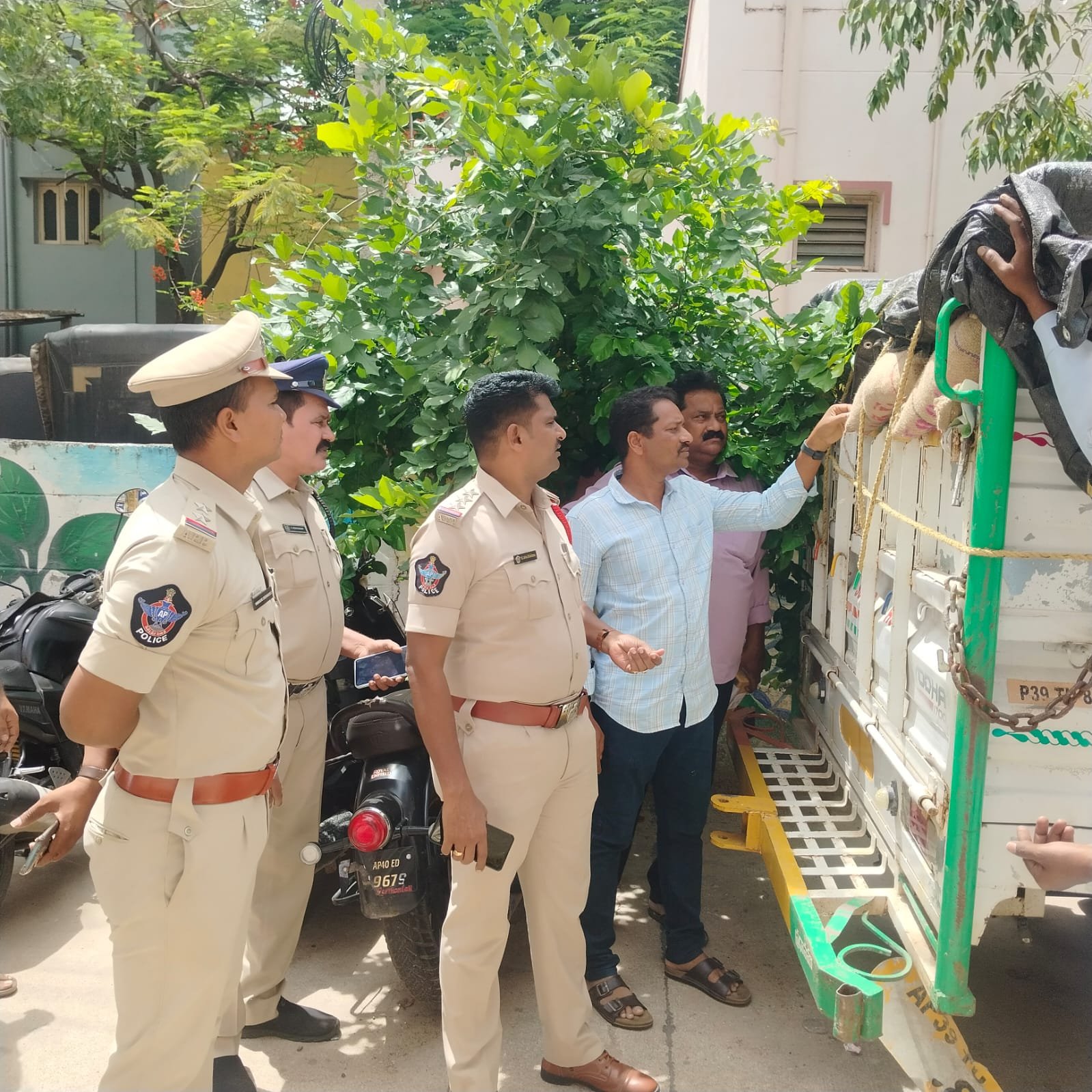 రూ.2.50 లక్షల విలువైన పీడీఎస్ బియ్యం స్వాధీనం.. ముగ్గురు అరెస్ట్