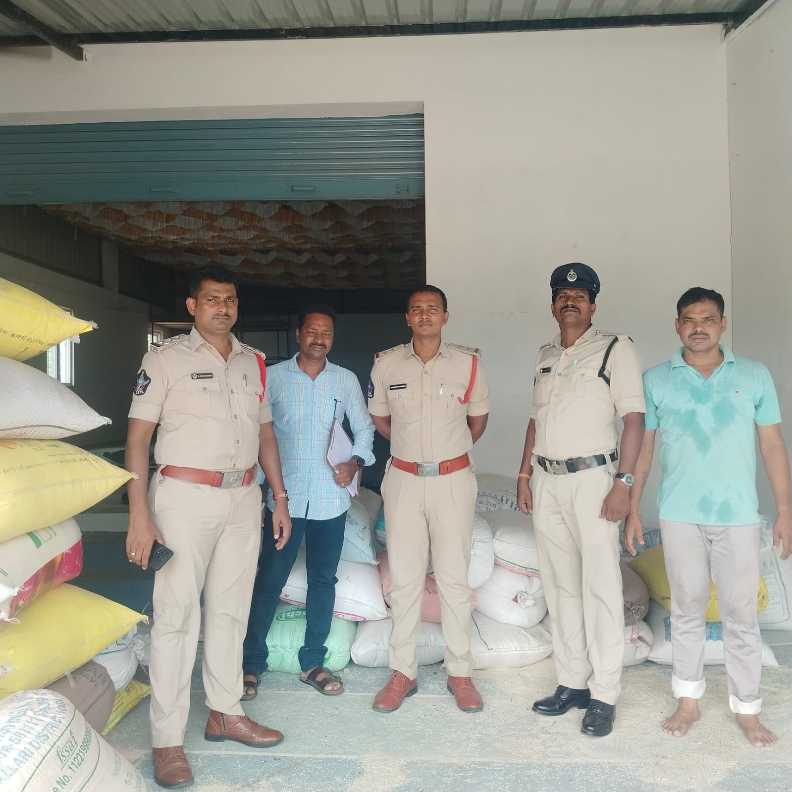 రూ.2.50 లక్షల విలువైన పీడీఎస్ బియ్యం స్వాధీనం.. ముగ్గురు అరెస్ట్ - Additional Image