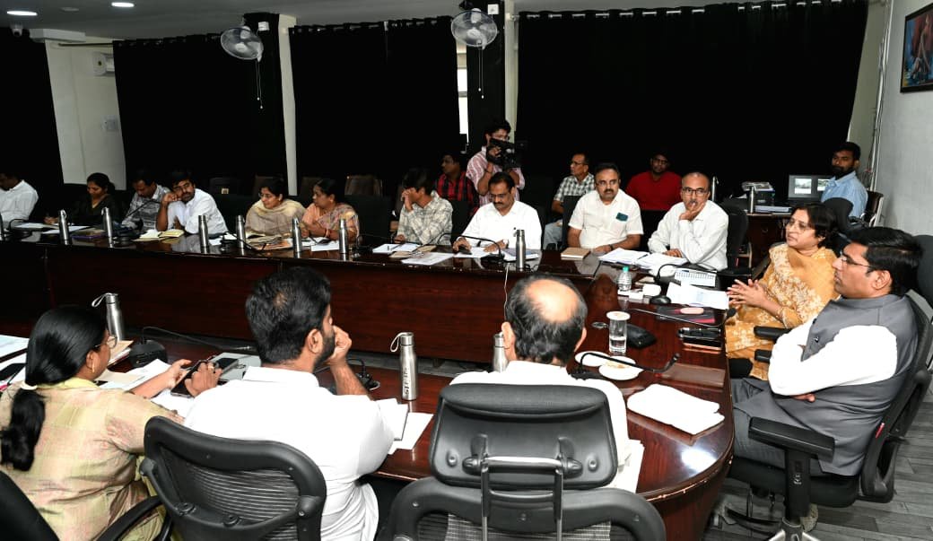 అభివృద్ధి పనులు వేగంగా పూర్తి చేయాలి.. ప్రజలకు సురక్షిత తాగునీరు అందించాలి: కలెక్టర్