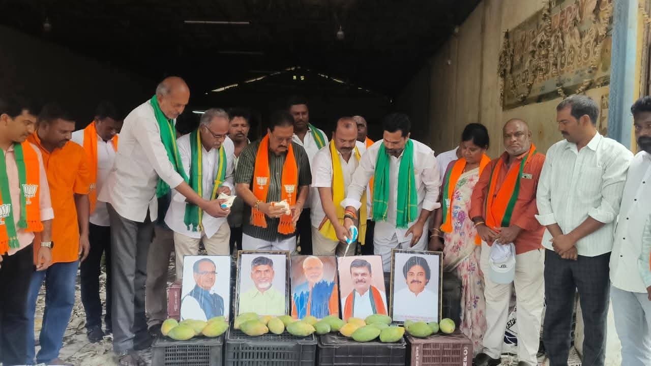 మామిడి రైతులకు కేంద్ర సాయం.. బీజేపీ నేతల పాలాభిషేకం