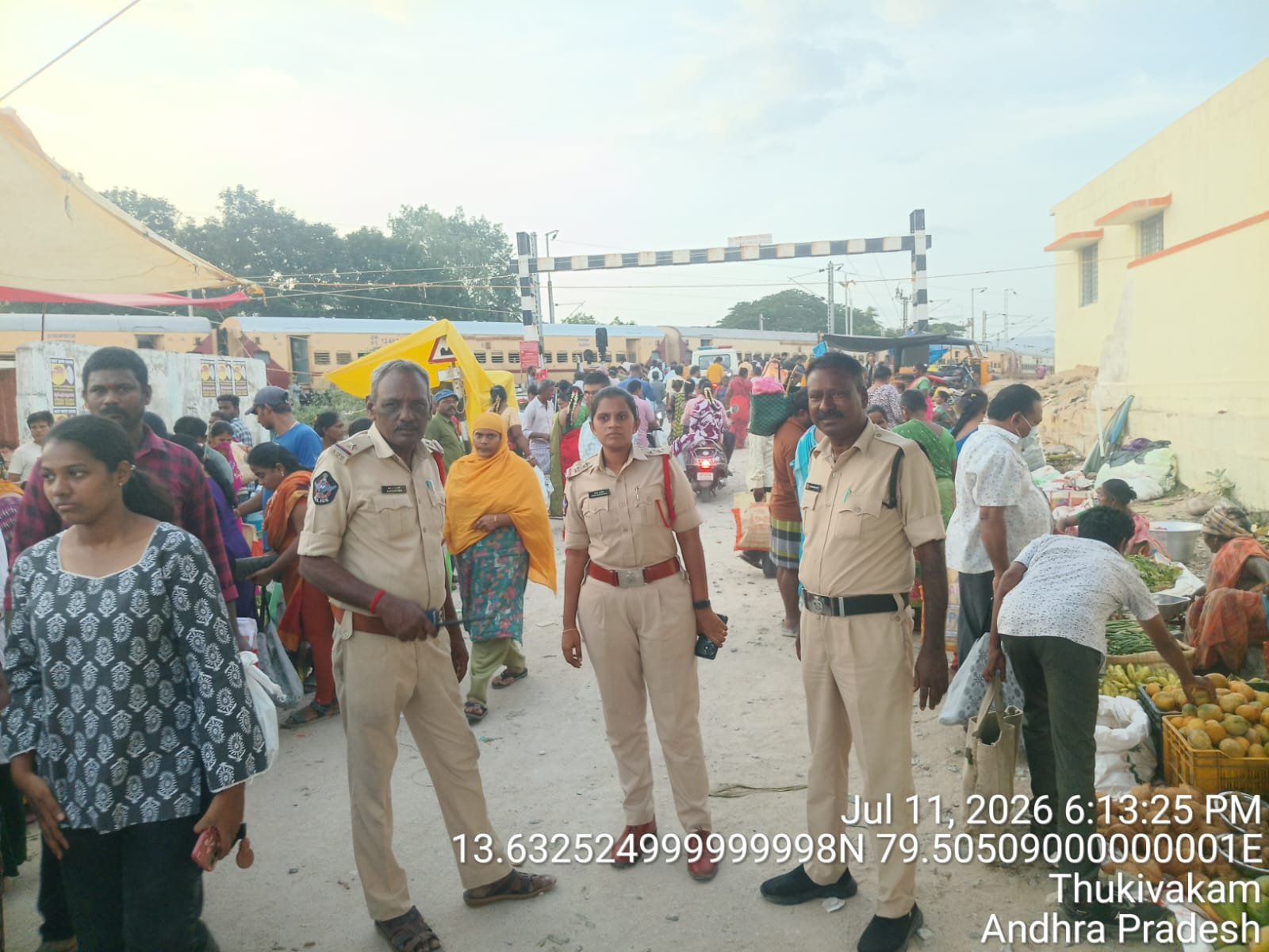వారపు సంతలో ప్రజలు అప్రమత్తంగా ఉండాలి: ఎస్‌ఐ హరీష