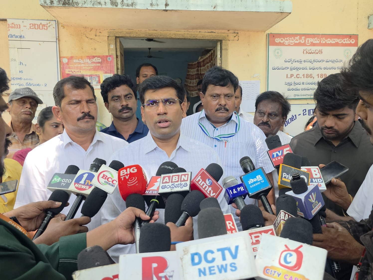 రెండు చోట్ల ఓటు కలిగి ఉండటం చట్టరీత్యా నేరం – జిల్లా కలెక్టర్ డాక్టర్ ఎస్. వెంకటేశ్వర్