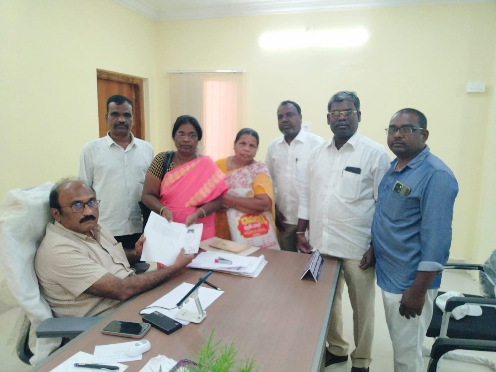 డొనేషన్ల పేరుతో డబ్బులు వసూలు చేస్తున్న హెచ్ఎం పై చట్టపరమైన చర్యలు తీసుకోవాలి ...విద్యా కమిటీ చైర్మన్, వైస్ చైర్మన్ ల పై కేసు నమోదు చేయాలి