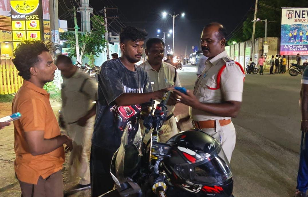 చైన్ స్నాచింగ్‌ల అరికట్టేందుకు రాత్రి వేళ విస్తృత వాహన తనిఖీలు