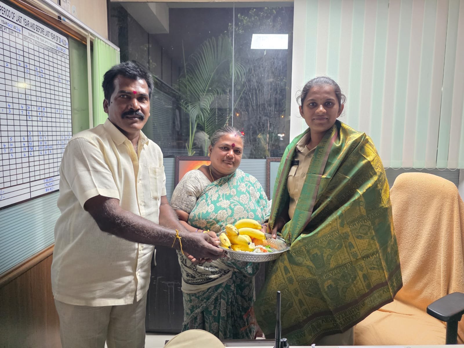 ఎల్లమ్మ జాతరకు గాజులమండ్యం ఎస్‌ఐకు ఆహ్వానం