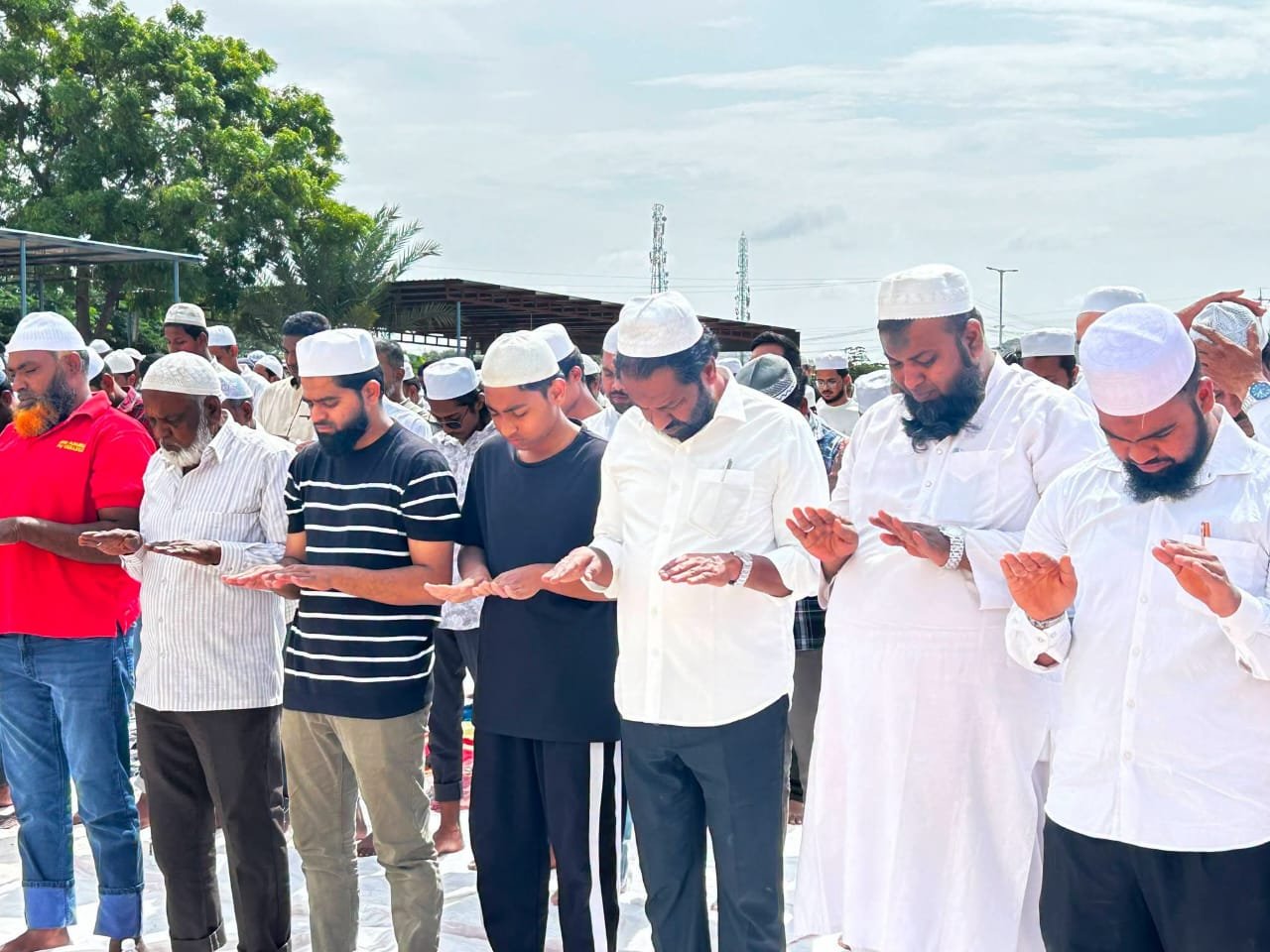 వర్షాలు కురవాలని ముస్లిం సోదరుల ప్రత్యేక ప్రార్థనలు