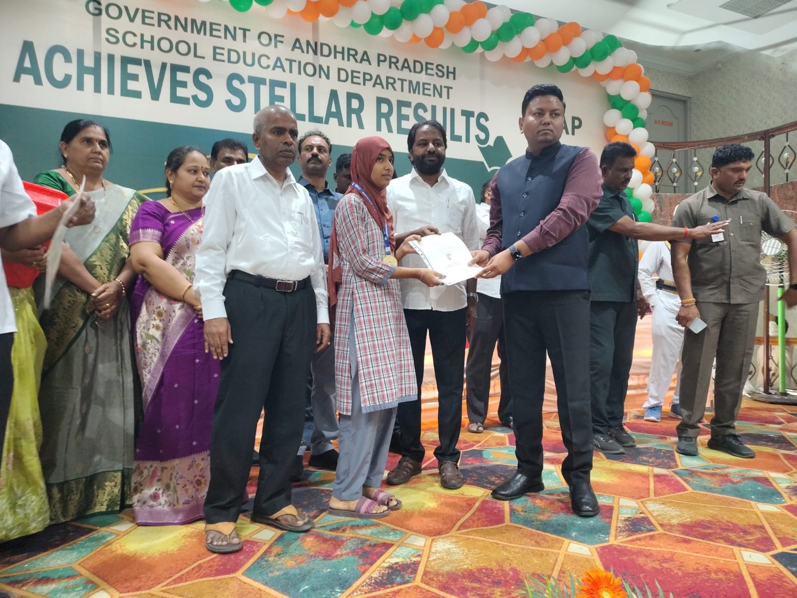 షైనింగ్ స్టార్స్ ప్రతిభ అవార్డు అందుకున్న శ్రీ చైతన్య విద్యార్థిని