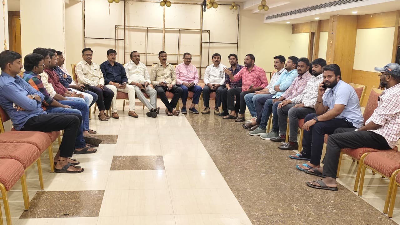 జర్నలిస్టులకు నోటీసులపై నెల్లూరులో అత్యవసర సమావేశం