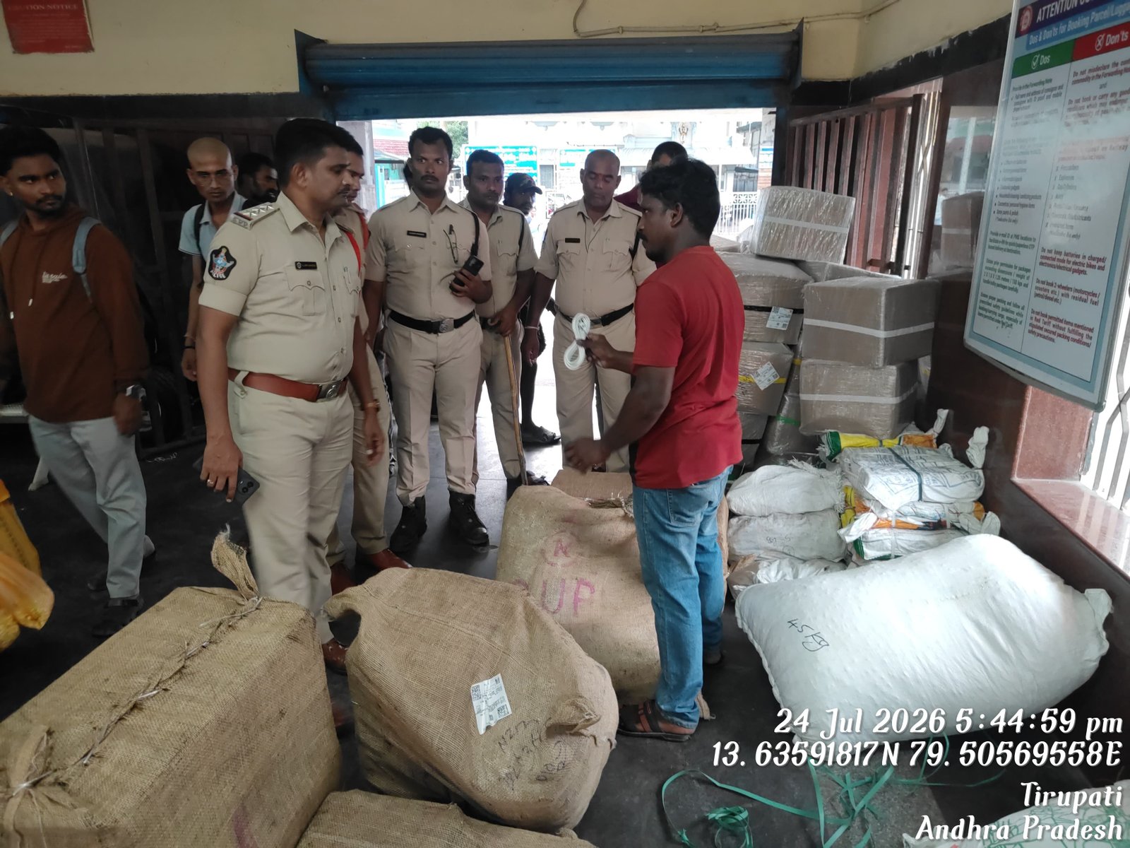 మాదకద్రవ్యాల అక్రమ రవాణాపై ఉక్కుపాదం... సిఐ జయచంద్ర 