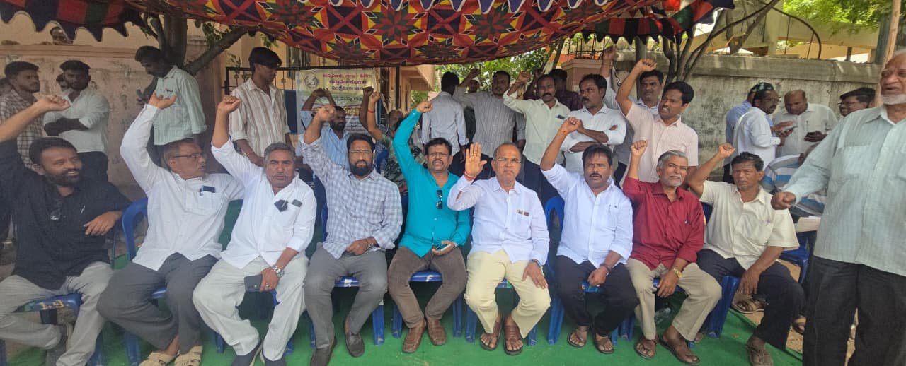 దస్తావేజు రైటర్ల ఆందోళనకు చింతల మద్దతు.....