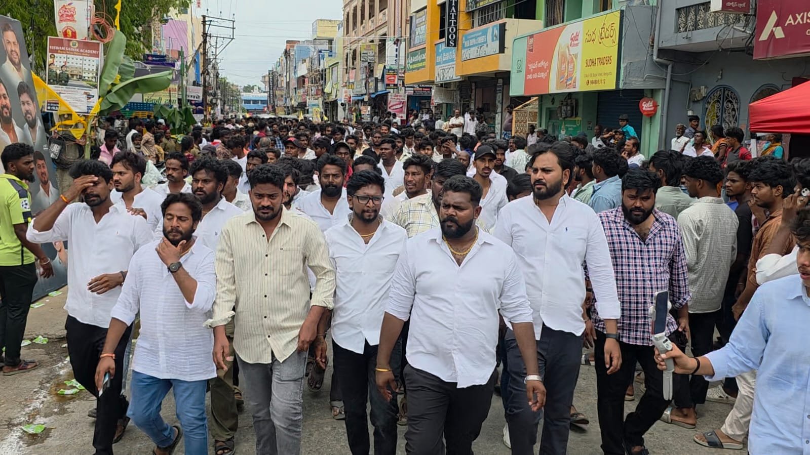 రేణిగుంట దద్దరిల్లిన డాలర్స్ దివాకర్ రెడ్డి జన్మదిన వేడుకలు - Additional Image