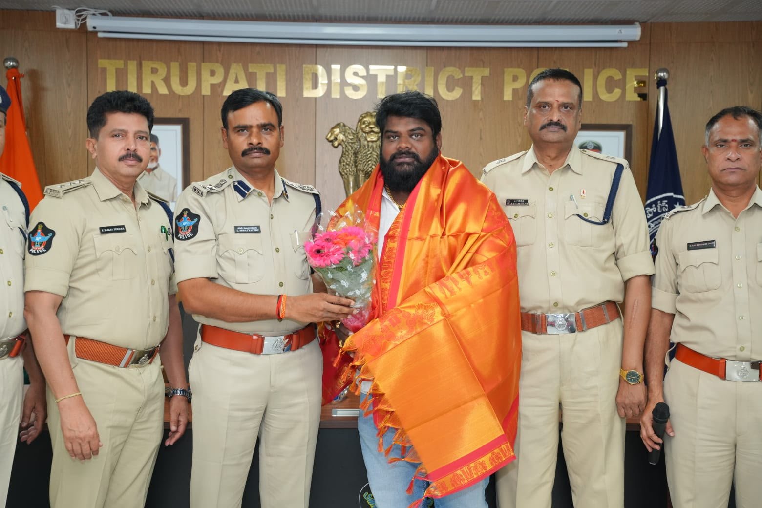 తిరుమల విగ్రహ చోరీ కేసు ఛేదనలో సహకరించిన ఆర్ఆర్ యాదవ్‌కు జిల్లా ఎస్పీ ఘన సన్మానం
