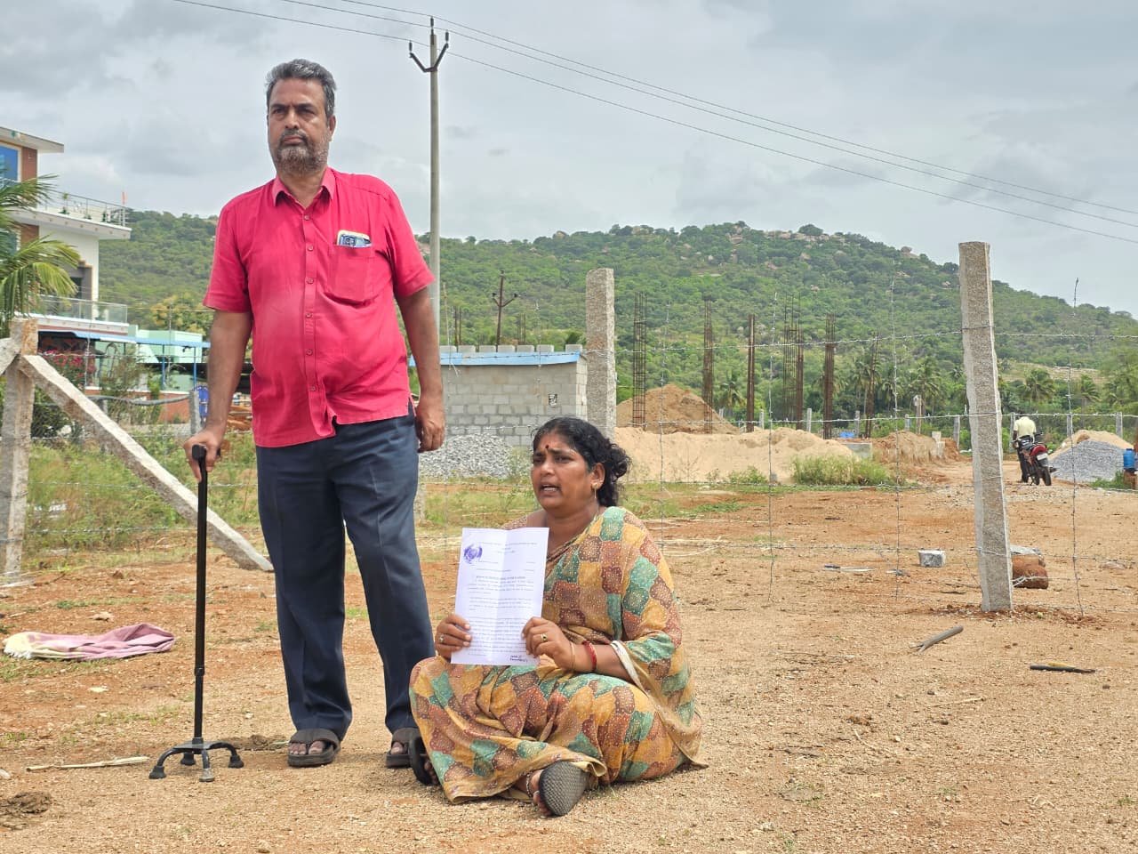 కోర్టు స్టేటస్‌కో ఉన్నా భూమిలో ఫెన్సింగ్ చేస్తున్నారని ఆరోపణ