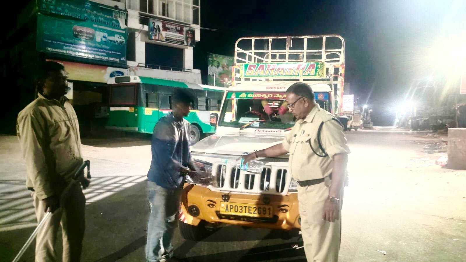 ప్రయాణం కాదు.. ప్రాణం ముఖ్యం: చౌడేపల్లి పోలీసుల వినూత్న అవగాహన