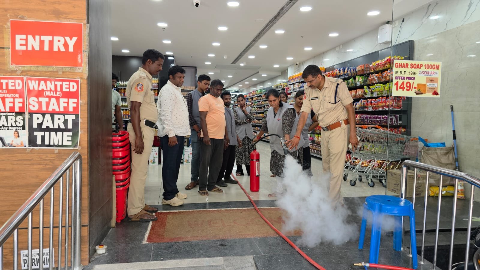 సూపర్ మార్కెట్‌లో అగ్నిప్రమాదాల నివారణపై మాక్‌డ్రిల్