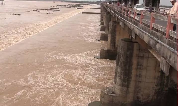 గోదావరి ఉద్ధృతితో రివర్‌ఫ్రంట్‌కు ముప్పు.. అప్రమత్తమైన అధికారులు.. అత్యవసర రక్షణ చర్యలు ప్రారంభం - Additional Image