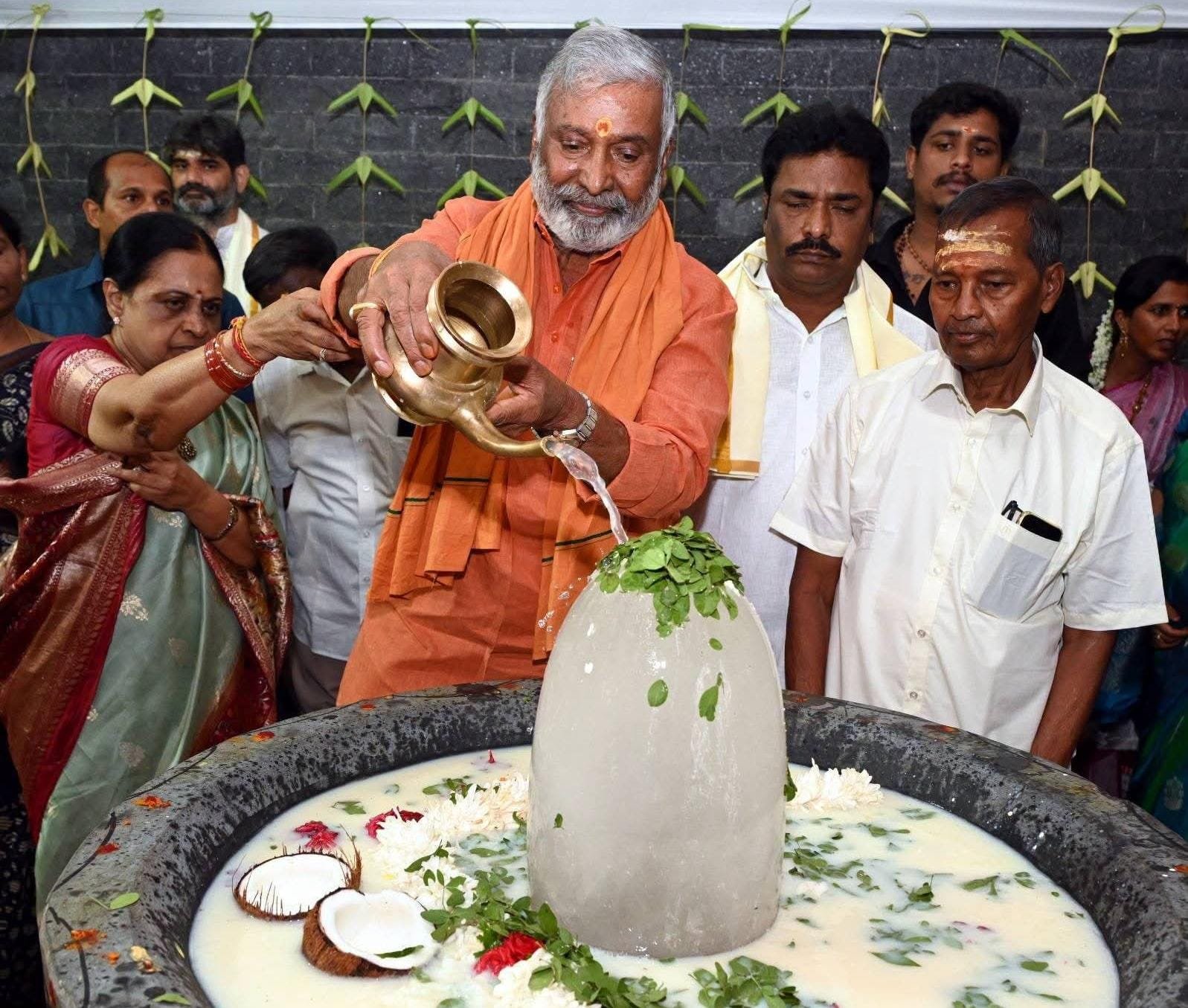 స్పటిక లింగ ప్రతిష్ఠ మహోత్సవంలో పాల్గొన్న పెద్దిరెడ్డి దంపతులు