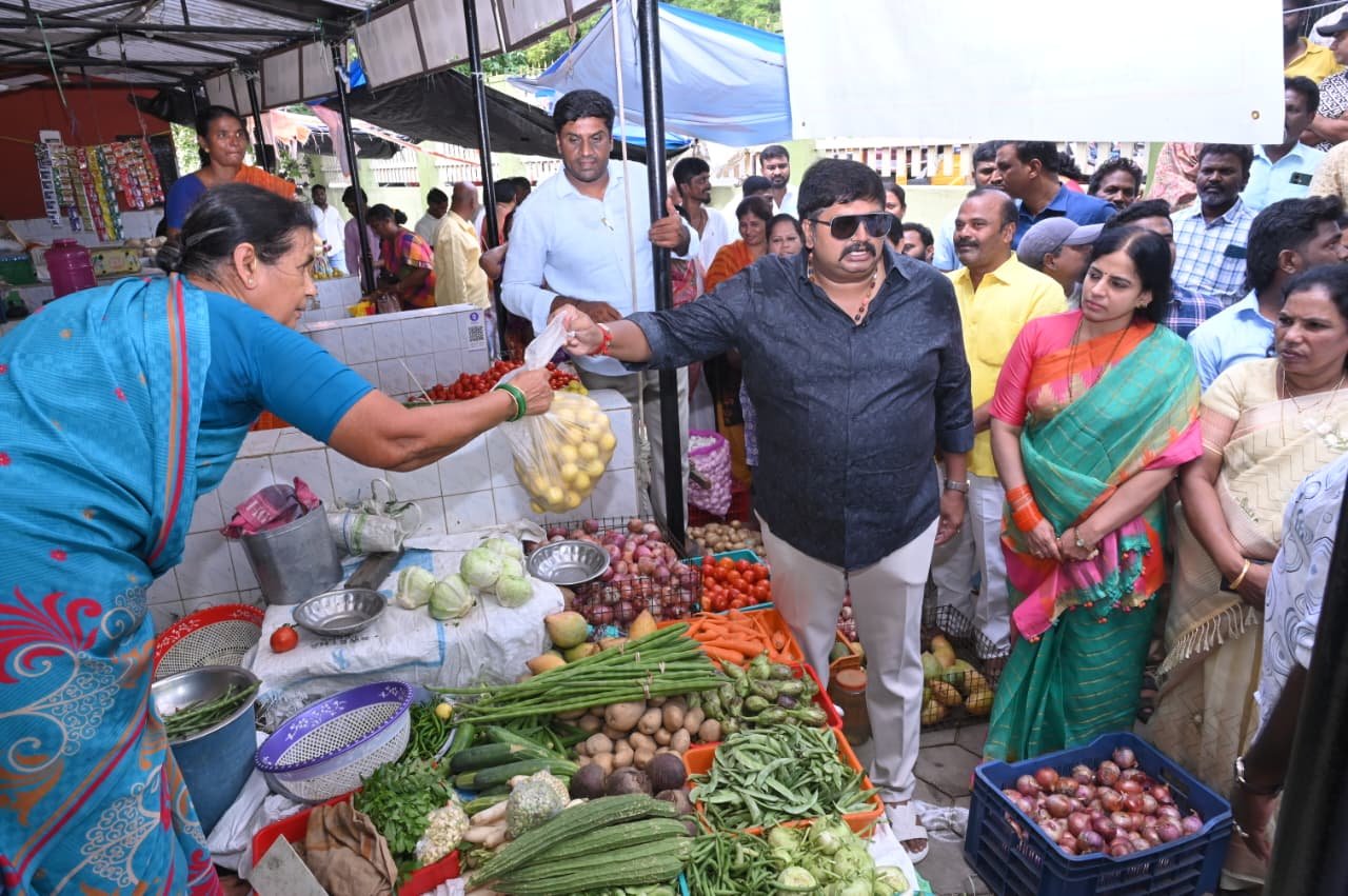 రైతు బజార్‌కు చిత్తూరు ఎమ్మెల్యే గురజాల జగన్ మోహన్ అండ.. 30 దుకాణాల అద్దె భారం భుజాన!
