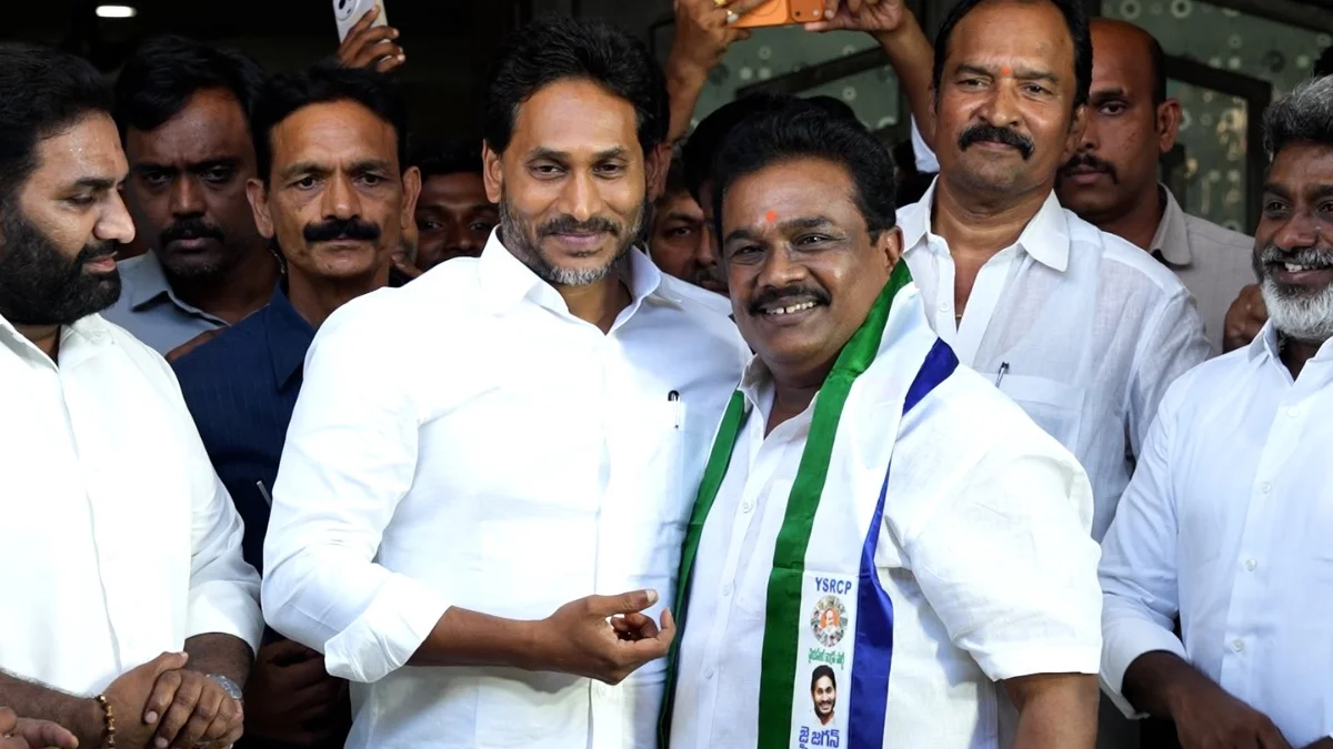 టీడీపీకి రాజీనామా చేసిన గూడపాటి శ్రీనివాసరావు వైఎస్సార్‌సీపీలో చేరిక.. జగన్ సమక్షంలో పార్టీ కండువా