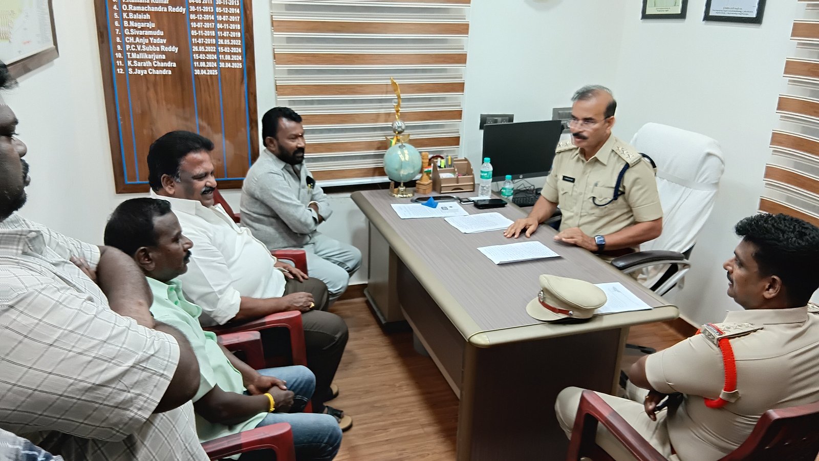 గంగమ్మ జాతర నిర్వాహకులతో డీఎస్పీ శ్రీనివాసరావు, సీఐ జయచంద్ర సమావేశం