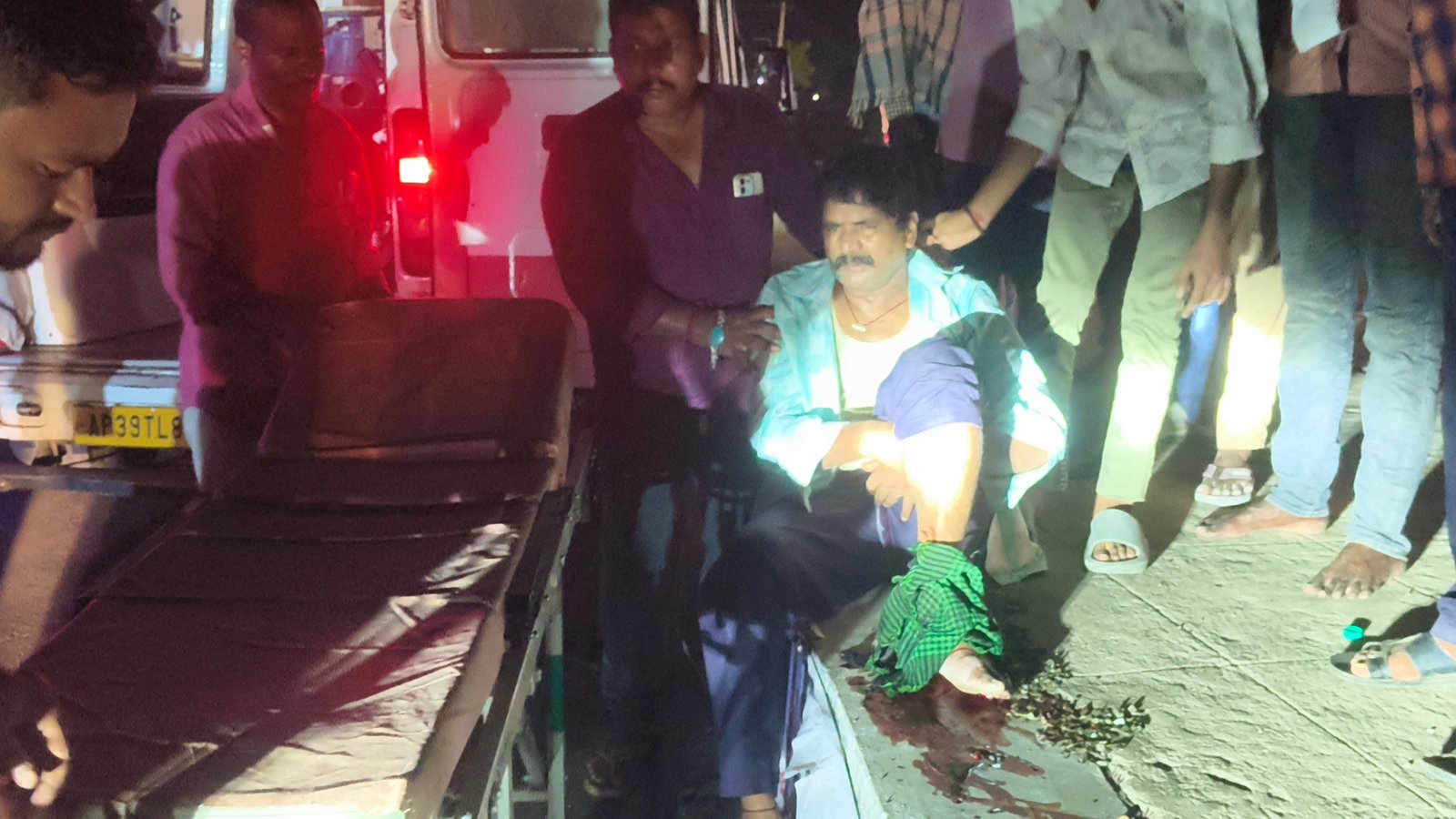 లారీ ఢీకొని బైక్‌ పై వెళ్తున్న వ్యక్తికి తీవ్ర గాయాలు