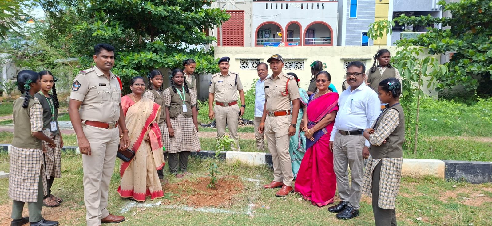 వెయ్యి మొక్కల నాటే కార్యక్రమానికి పోలీసులు శ్రీకారం
