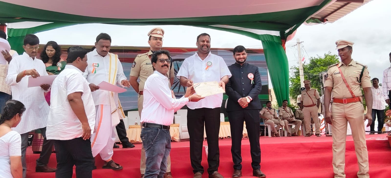 ఉత్తమ సేవలకు రాష్ట్రమంత్రి చే డిప్యూటీ హెచ్. ఈ. ఓ మహమ్మద్ రఫీకి స్వాతంత్ర దినోత్సవ పురష్కారం.