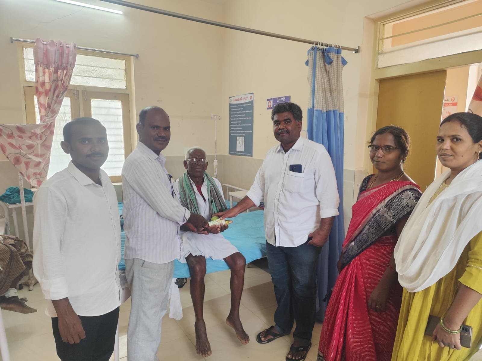 ప్రభుత్వ ఆసుపత్రిలో రోగులకు పండ్లు పంపిణి 