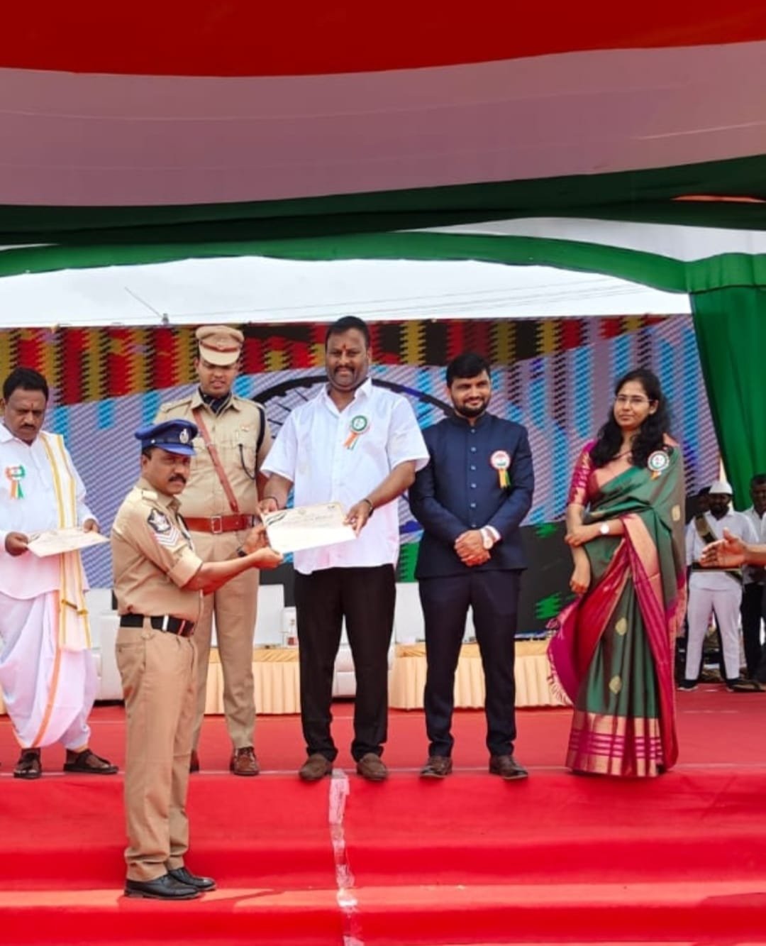 పోలీసు సేవలకు గుర్తింపుగా హెడ్ కానిస్టేబుల్ సునీల్ కుమార్‌కు అవార్డు