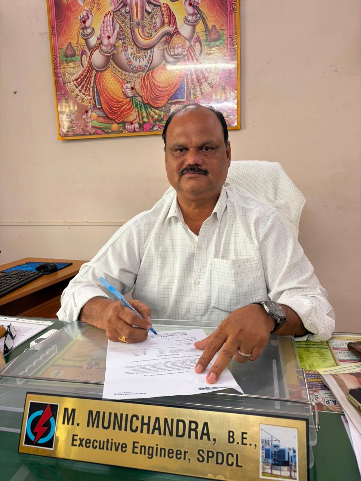 వెలుగుల వెనుక.. మునిచంద్ర పర్యవేక్షణ!...