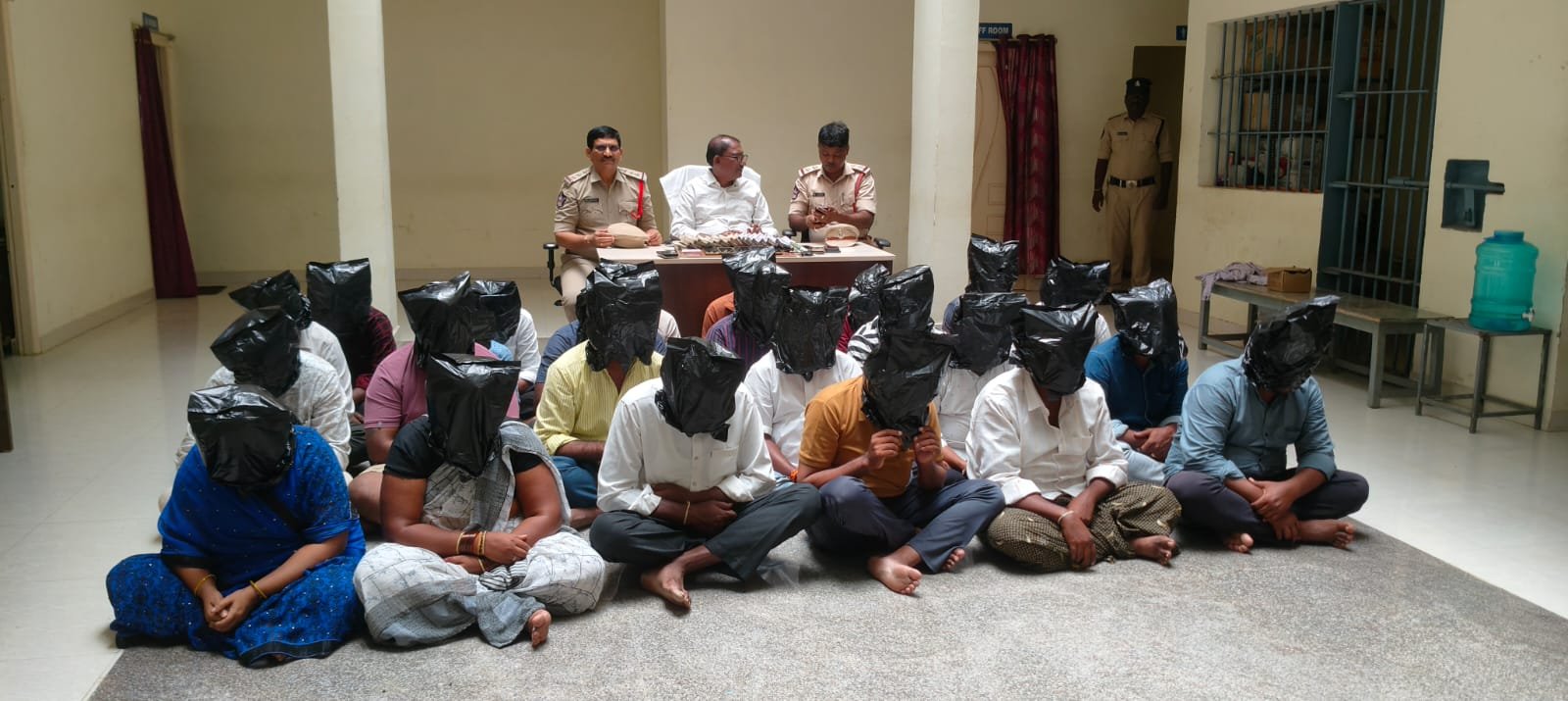 పేకాట శిబిరంపై దాడి.. 24 మంది అరెస్ట్‌