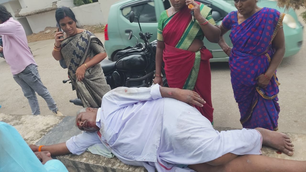 వేగ నిరోధకాన్ని గమనించక బైక్‌ అదుపుతప్పి ప్రమాదం - Additional Image