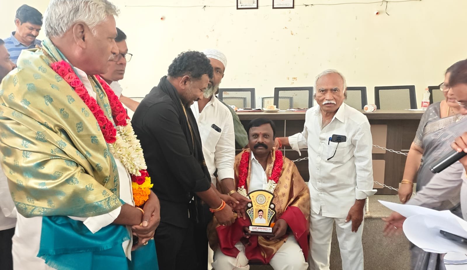 మూడు దశాబ్దాల నిస్వార్థ రాజకీయ ప్రస్థానం
