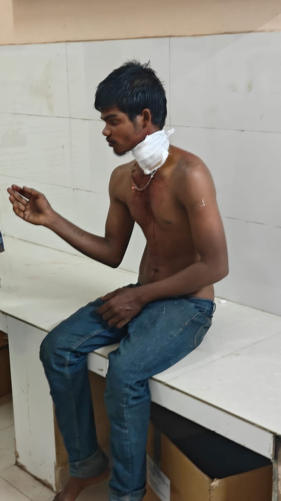 భార్య తిట్టిందని గొంతు కోసుకున్న భర్త