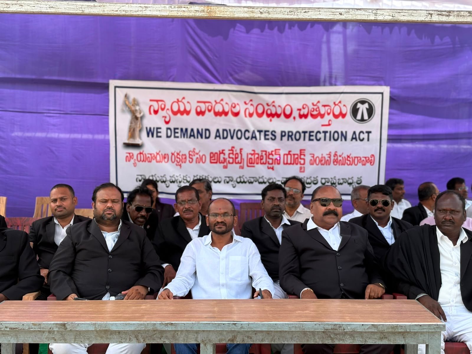 న్యాయవాదుల ప్రొటెక్షన్ యాక్ట్ అమలు చేయాలి.. చిత్తూరులో ధర్నా
