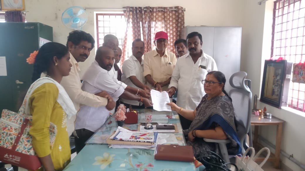 రేషన్‌ బస్తాల క్యూఆర్‌ కోడ్‌ స్కానింగ్‌ నిలిపివేయాలి