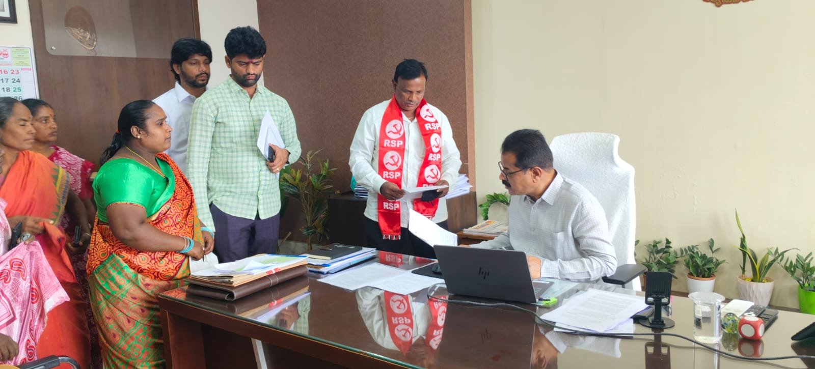 పట్టాలు ఇచ్చి ఇళ్లు కట్టించుకుని.. ఇప్పుడు ఖాళీ చేయమనడం దారుణం