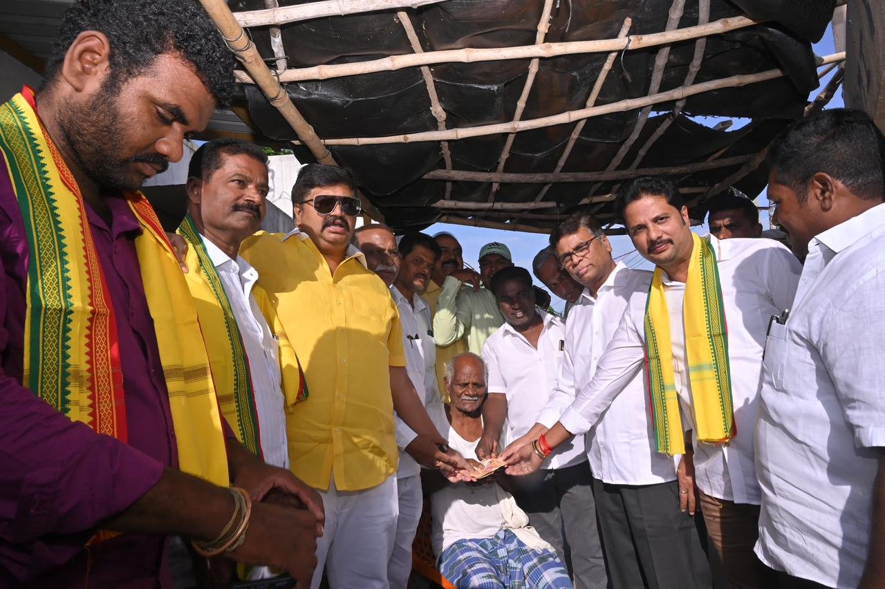 12వ వార్డులో గోపీనాథ్‌ జోరు..!పేదల గడప తొక్కిన కూటమి నేతలు.. పింఛన్‌తో భరోసా!