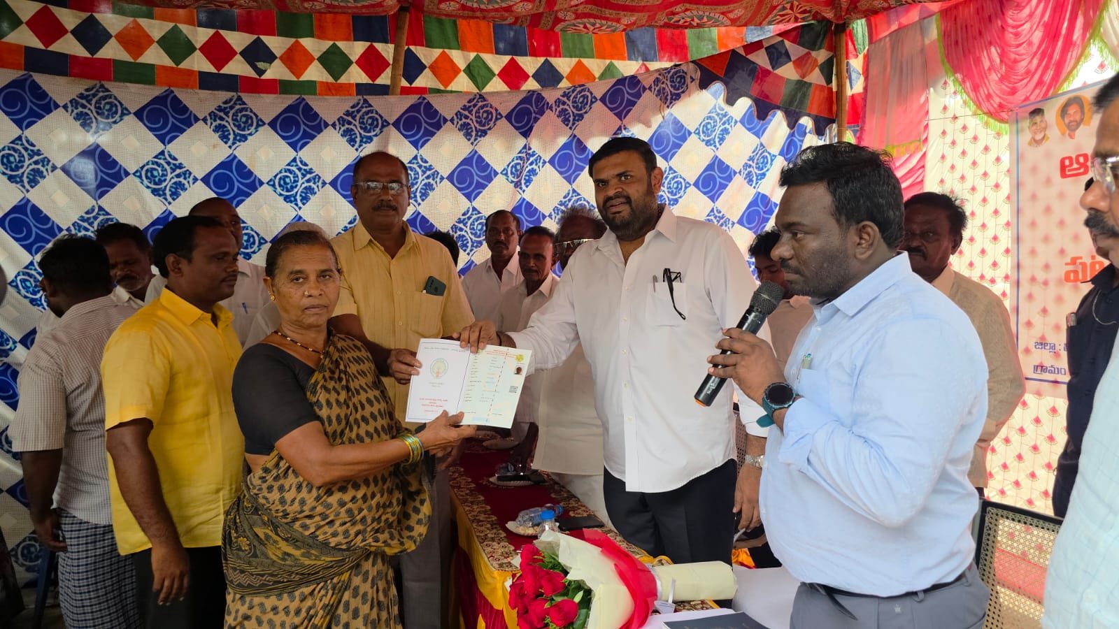 పండుగ వాతావరణంలో పట్టాదారు పాస్ బుక్కులు పంపిణీ